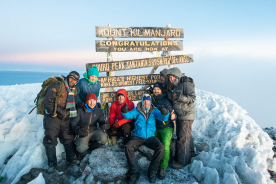 Etwas fertig, aber glücklich am Gipfel des Kilimanjaro