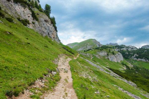 Der Weg verläuft zunächst am Fuß des Gschöllkopf (links)