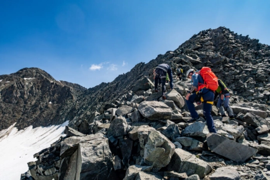 Leichte Kletterei am Gipfelgrat der Ruderhofspitze