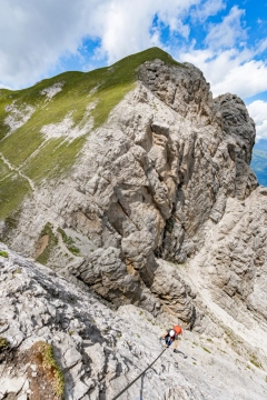 Eine wunderschöne Plattenkletterei führt auf die Kleine Gamswiesenspitze; im Hintergrund: die Große Gamswiesenspitze