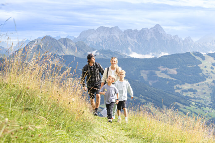 Familie beim Wandern in Saalbach