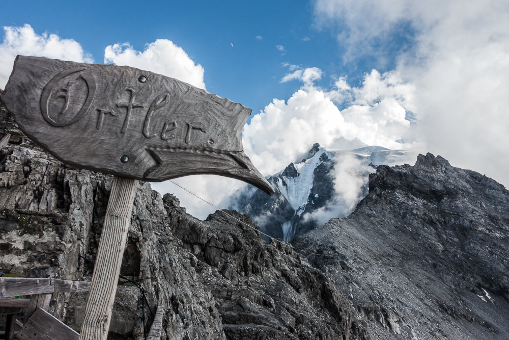 Schild bei der Payerhütte am Ortler