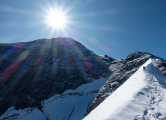 Bergsteiger am Kaindlgrat mit dem großen Wiesbachhorn