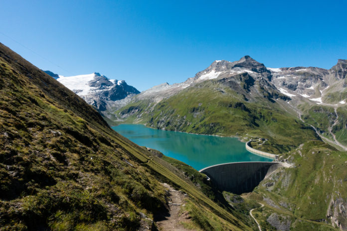 Blick auf den Stausee Mooserboden mit dem herrlichen Alpenpanorama