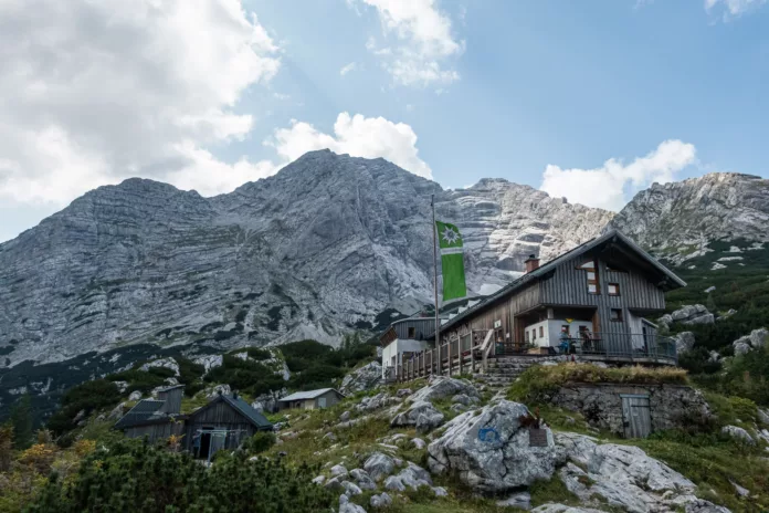 Die Hesshütte im Nationalpark Gesäuse mit dem Hochtor im Hintergrund