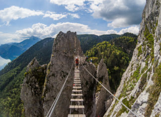 Bergsteiger auf der Hängebrücke am Drachenwand Klettersteig