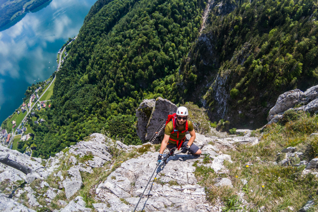 Bergsteiger am Drachenwand Klettersteig