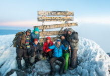 Gruppe von Bergsteiger am Gipfel des Kilimanjaro