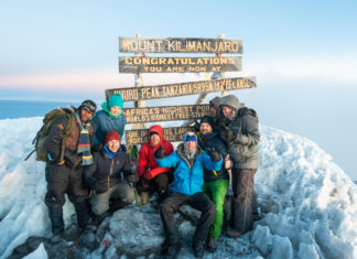 Gruppe von Bergsteiger am Gipfel des Kilimanjaro