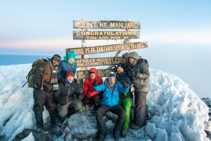 Etwas fertig, aber glücklich am Gipfel des Kilimanjaro