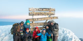 Gruppe von Bergsteiger am Gipfel des Kilimanjaro