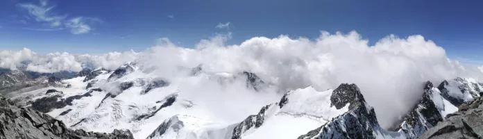 Aussicht auf das umliegende Bergpanorama vom Gipfel des Piz Bernina