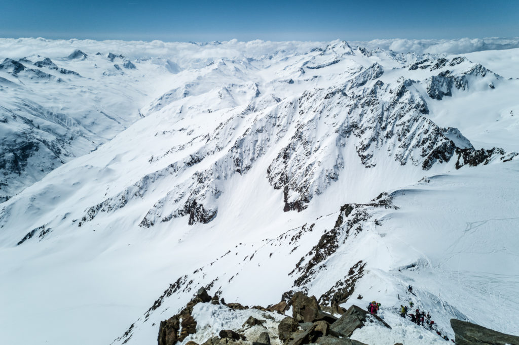 Bergsteiger am Gipfelgrat der Wildspitze
