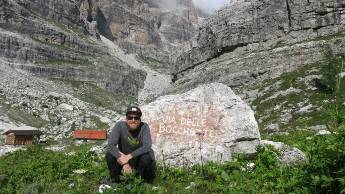 Via delle Bocchette Schrift auf einem Stein mit Bergsteiger