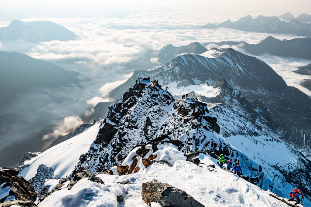 Bergsteiger am Gipfelgrat des Großglockners