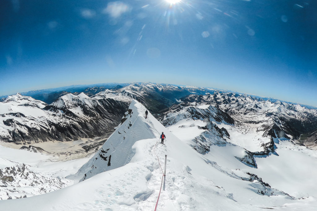 Bergsteiger am Gipfelgrat des Großglockners