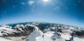 Bergsteiger am Gipfelgrat des Großglockners