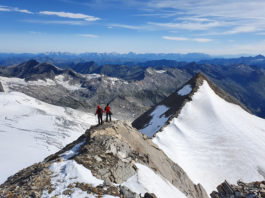 Bergsteiger am Rainerhorn mit Schwarzer Wand im Hintergrund bei der Venedigerkrone Runde