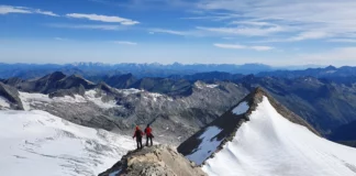 Bergsteiger am Rainerhorn mit Schwarzer Wand im Hintergrund bei der Venedigerkrone Runde