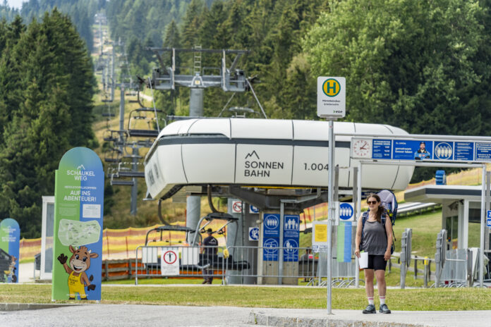 Die Bushaltestelle ist direkt bei der Talstation