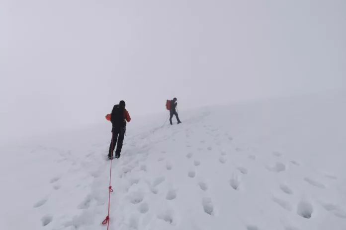 Bergsteiger im White Out am Gletscher vom Dachstein