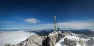 Bergsteiger am Gipfel des Dachsteins