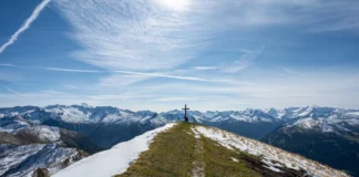 Das Gipfelkreuz am Gamskarkogel mit umliegender Berglandschaft