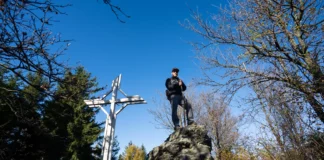 Wanderer beim Gipfelkreuz des Geschriebenstein