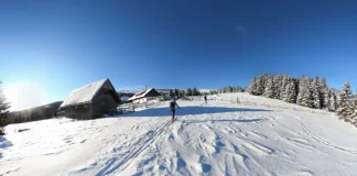 Die Marienseer Schwaig mit zwei Skitourengehern am Hochwechsel