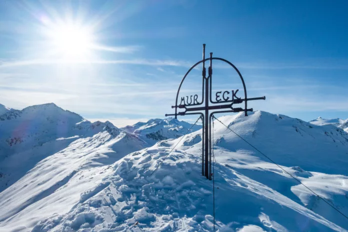 Skitour Mureck Gipfelkreuz des Mureck im Winter