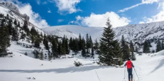 Skitourengeher am Schneeberg mit Wurzengraben im Hintergrund