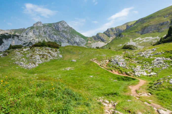 Hat man den Gschöllkopf links liegen gelassen, eröffnet sich der Blick auf die Hochiss