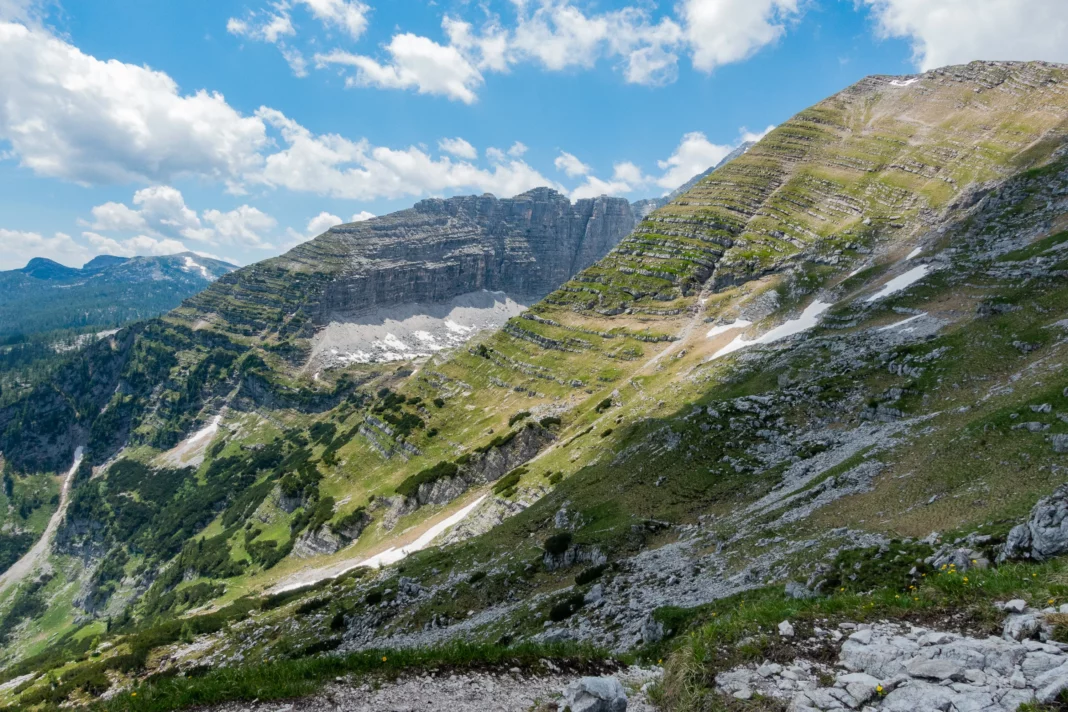 Weiter unten ändert sich die Landschaft und wird lebendiger