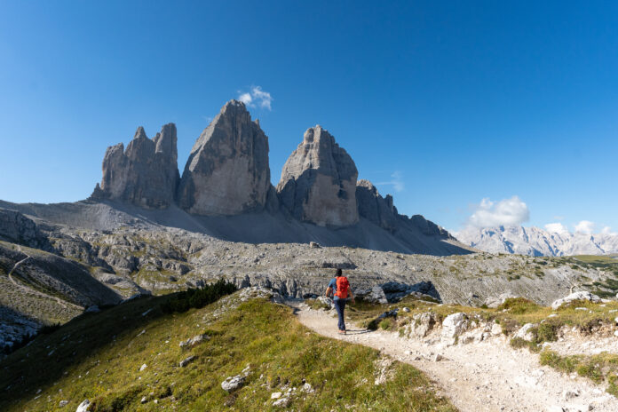 Bergsteiger am Wanderweg rund um die Drei Zinnen