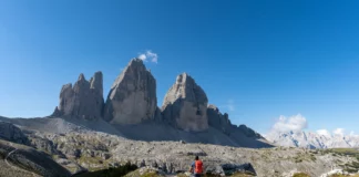 Bergsteiger am Wanderweg rund um die Drei Zinnen