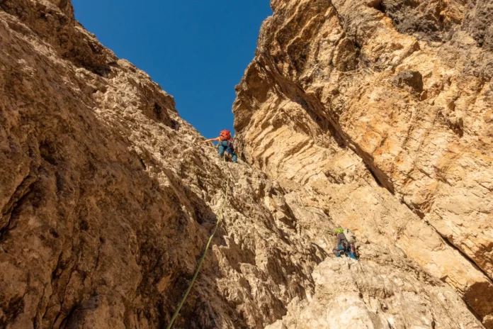 Kletterer in den Felswänden der Großen Zinne