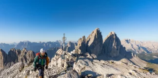 Bergsteiger am Gipfel des Paternkofels