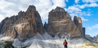 Bergsteiger vor den Drei Zinnen