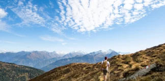 Wanderer auf einem Wanderweg am Ronachgeier