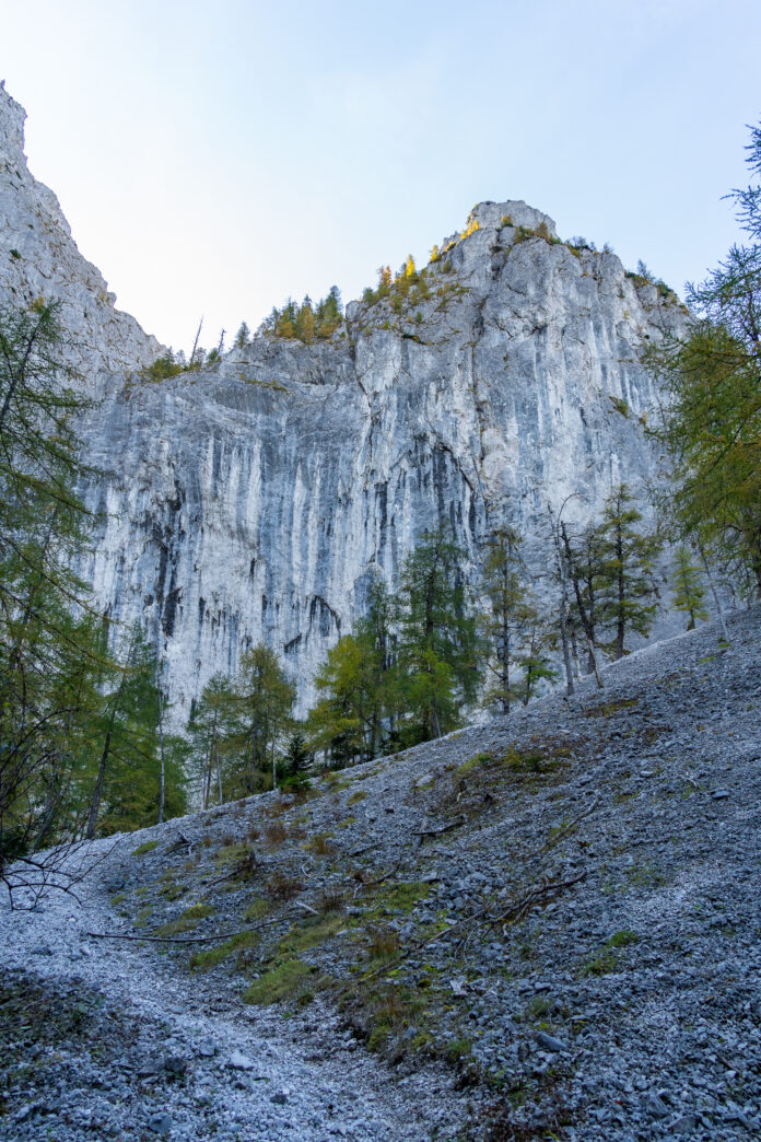Das Schotterfeld zum Wandfuß