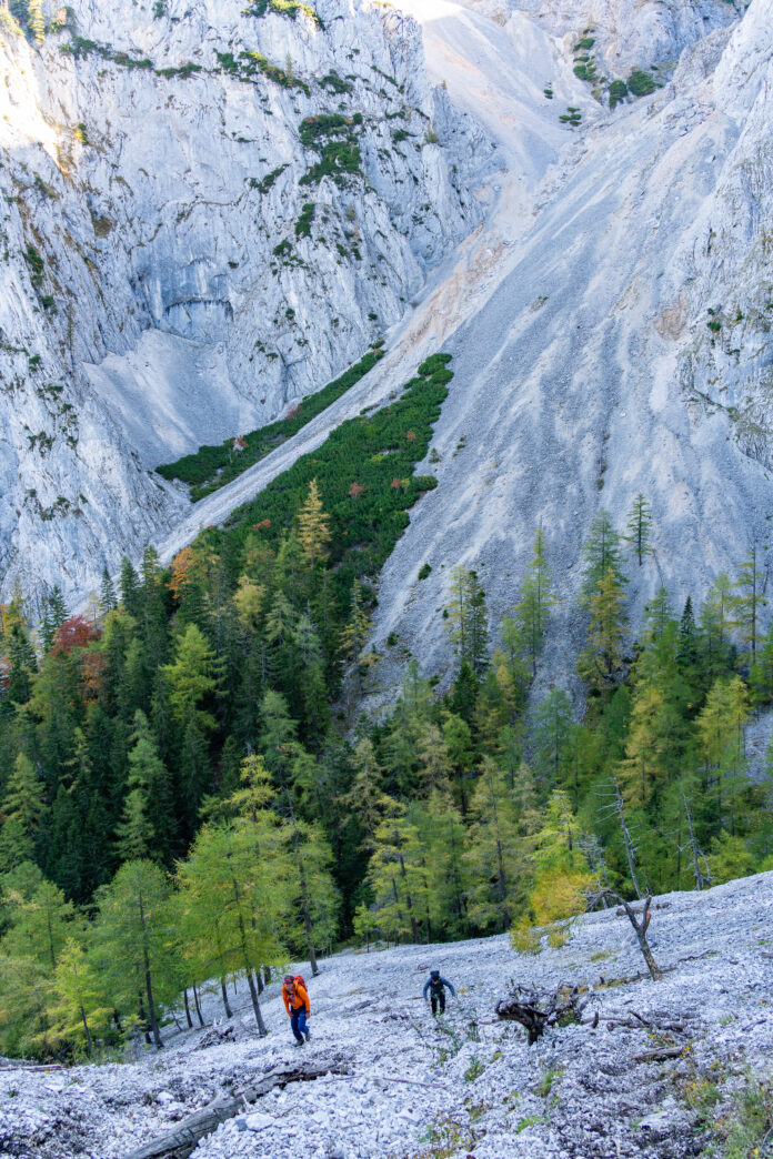 Blick zurück auf das Schotterfeld zum Wandfuß