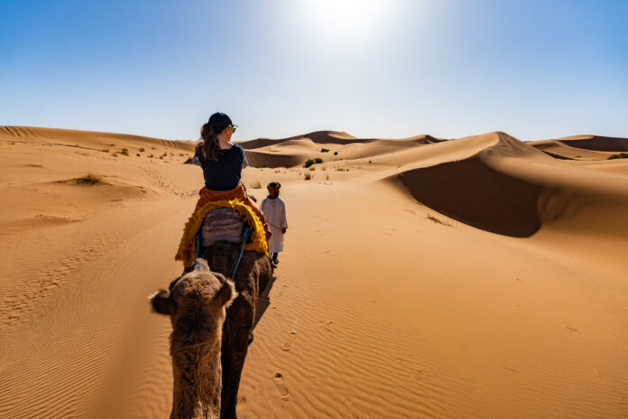 Mädchen auf einem Kamel in der Wüste