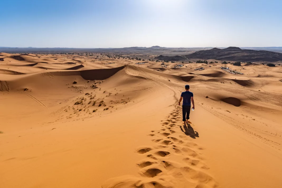 Ich bei einem Zwischenstopp im „belebteren“ Teil der Erg Chebbi Wüste – hier pickt ein großes Camp neben dem anderen.