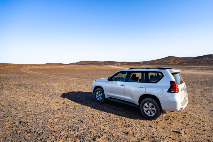 Unser Auto in der Steinwüste am Offroad-Weg ins Camp