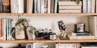 Bücherregal
