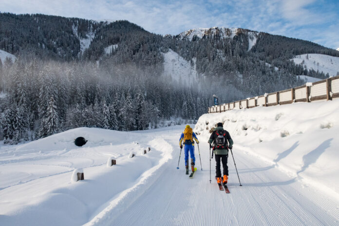 Skitourengeher beim Biathlonzentrum Obertilliach
