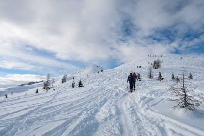 Skitourengeher beim Aufstieg am Rücken des Hohen Bösring