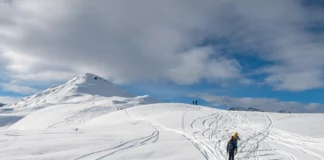 Skitourengeher beim Aufstieg am Rücken des Hohen Bösring
