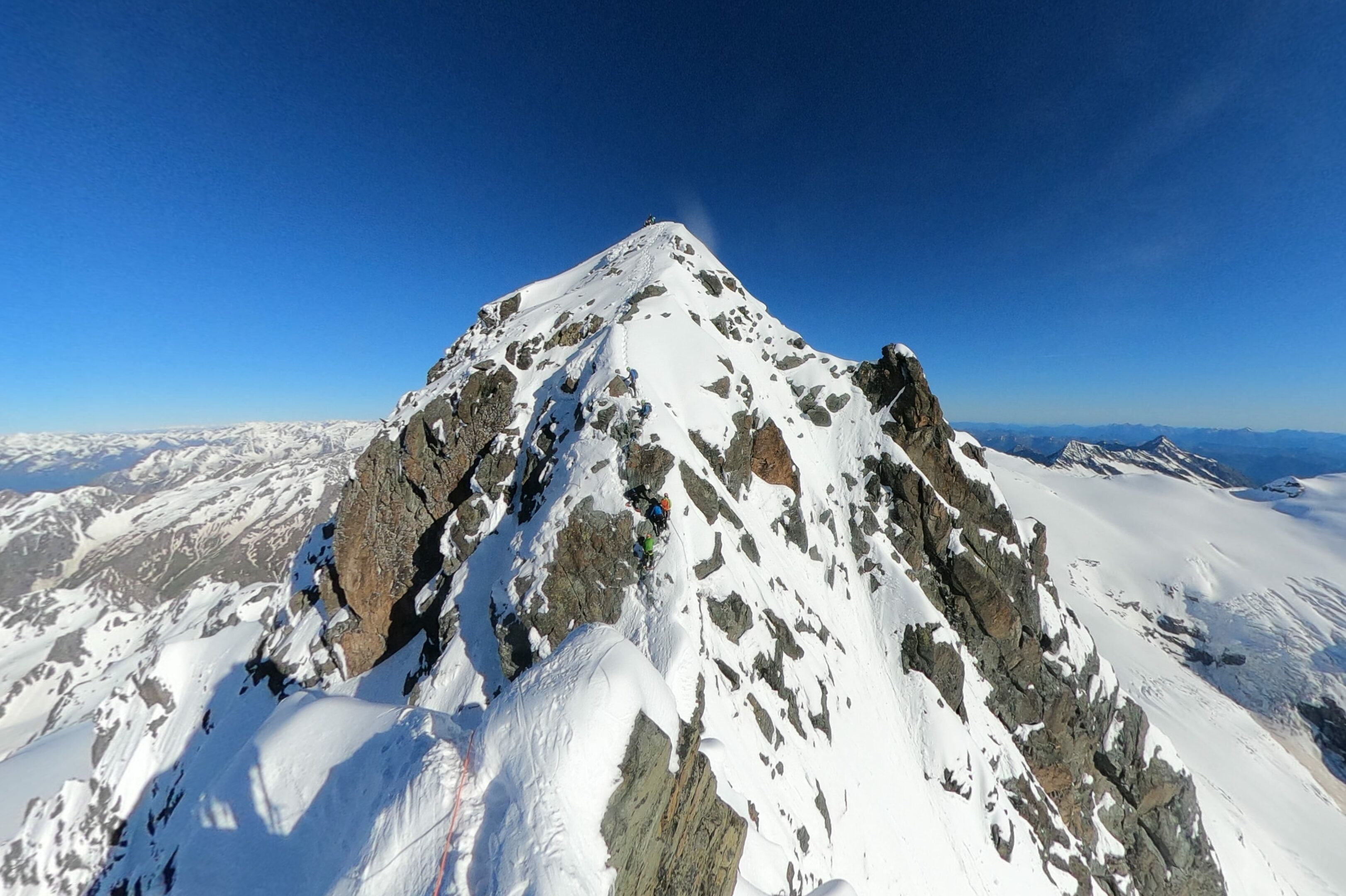 Bergsteiger bei der Kletterstelle am Gipfelgrat des Großglockners