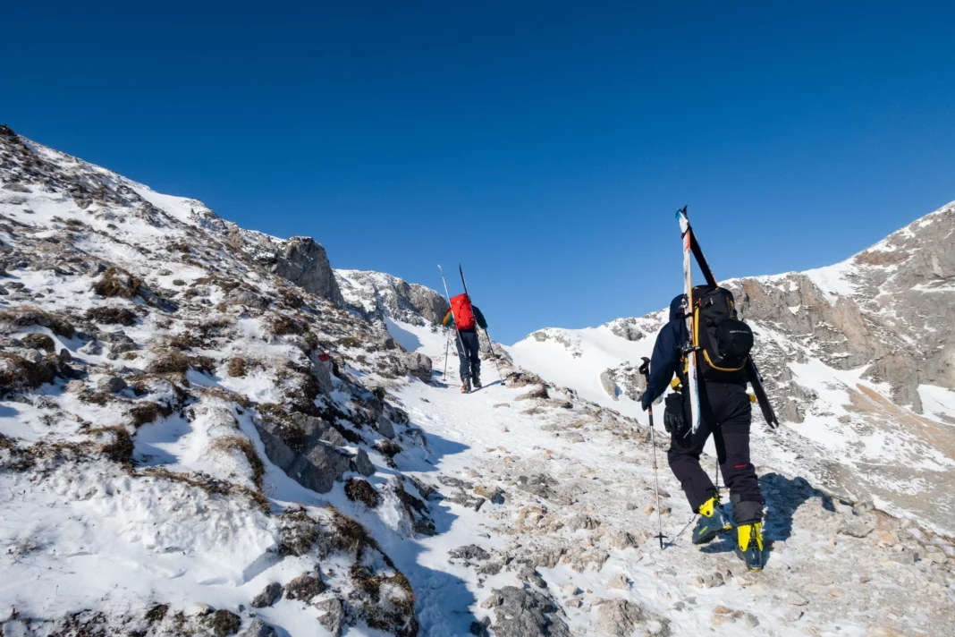 Die letzten Meter zum Karl-Ludwig-Haus geht es mit den Ski am Rücken